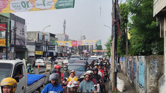 Perbaikan Jalan Amblas, Jalan Dewi Sartika Ciputat Arah Jakarta Macet Pagi Ini, Jumat (24/5/2024) (Adrial-detikcom)