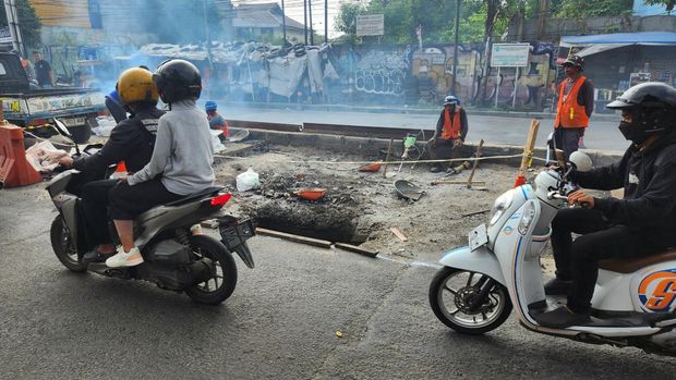 Perbaikan Jalan Amblas, Jalan Dewi Sartika Ciputat Arah Jakarta Macet Pagi Ini, Jumat (24/5/2024) (Adrial-detikcom)