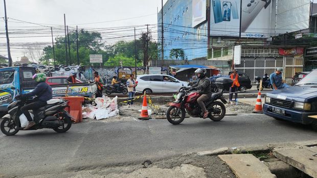 Perbaikan Jalan Amblas, Jalan Dewi Sartika Ciputat Arah Jakarta Macet Pagi Ini, Jumat (24/5/2024) (Adrial-detikcom)