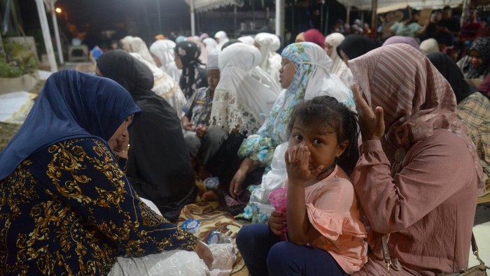 Peringatan 20 tahun tsunami di Aceh Warga menghadiri tahlilan dan doa bersama memperingati 20 tahun bencana gempa dan tsunami di Balai Pengajian Darul Munawarah Al Mubarak, Desa Cot Lamkuweuh, Banda Aceh, Aceh, Kamis (23/5/2024). Sejumlah warga desa di daerah pesisir Banda Aceh dan kabupaten Aceh Besar menggelar doa bersama memperingati 20 tahun bencana gempa dan tsunami berdasakan kalender Islam 14 Dzulqaidah 1445 Hijiriyah dengan tema