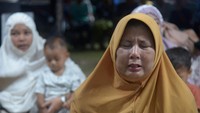 Warga menghadiri tahlilan dan doa bersama memperingati 20 tahun bencana gempa dan tsunami di Balai Pengajian Darul Munawarah Al Mubarak, Desa Cot Lamkuweuh, Banda Aceh, Aceh, Kamis (23/5/2024).