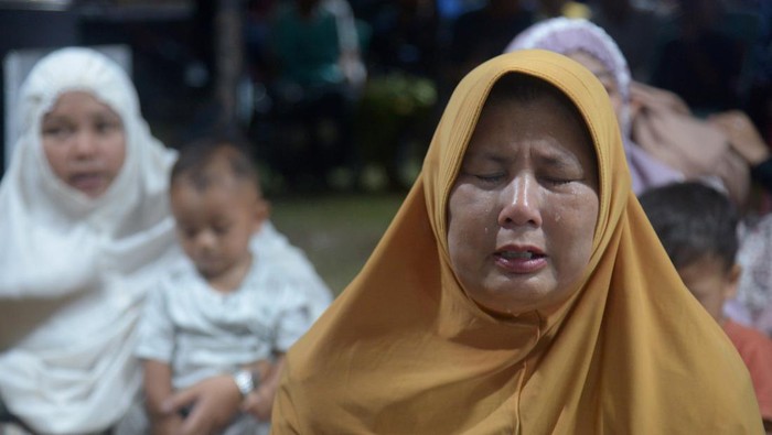 Peringatan 20 tahun tsunami di Aceh Warga menghadiri tahlilan dan doa bersama memperingati 20 tahun bencana gempa dan tsunami di Balai Pengajian Darul Munawarah Al Mubarak, Desa Cot Lamkuweuh, Banda Aceh, Aceh, Kamis (23/5/2024). Sejumlah warga desa di daerah pesisir Banda Aceh dan kabupaten Aceh Besar menggelar doa bersama memperingati 20 tahun bencana gempa dan tsunami berdasakan kalender Islam 14 Dzulqaidah 1445 Hijiriyah dengan tema