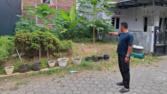 Petugas kepolisian menunjukkan lokasi pembuangan bayi perempuan di Perumahan Citra Pesona, Desa Karangmangu, Kecamatan Kroya, Kabupaten Cilacap, Jumat (24/5/2024).