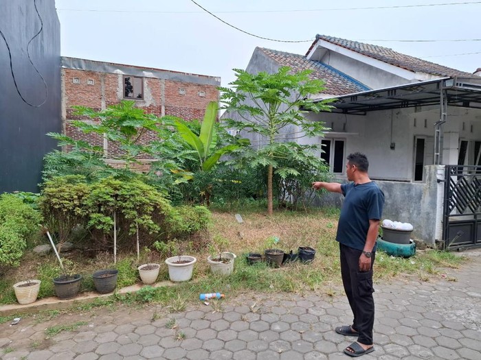Petugas kepolisian menunjukkan lokasi pembuangan bayi perempuan di Perumahan Citra Pesona, Desa Karangmangu, Kecamatan Kroya, Kabupaten Cilacap, Jumat (24/5/2024).