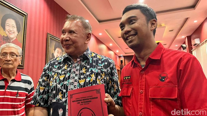 Mantan ketua DPRD Jateng Rukma Setyabudi (berbatik) mengambil  calon gubernur formulir di kantor DPD PDIP Jateng, Jumat (24/5/2024).