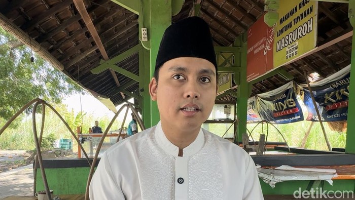 Bupati Kendal Dico Ganinduto saat berkunjung ke Sentra Kuliner Lontong Tuyuhan di Desa Tuyuhan, Pancur, Rembang, Jumat (24/5/2024) siang.