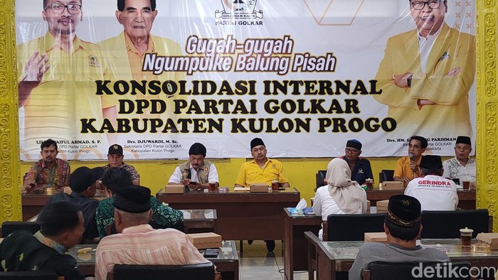 Pengurus 5 parpol calon koalisi besar saat berkumpul di kantor sekretariat DPD Golkar Kulon Progo, Jumat (24/5/2024).