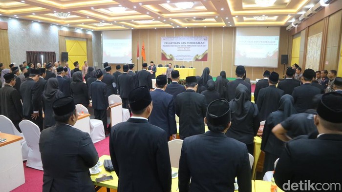 Bawaslu Pati melangik 63 anggota panwascam Pilkada 2024 di Pati, Jumat (24/5/2024).
