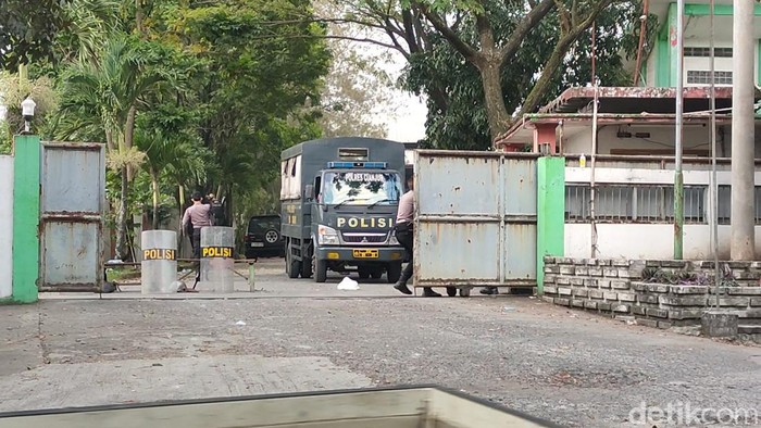 Polisi disiagakan di pabrik hebel lokasi bentrokan dua kelompok di Cianjur.