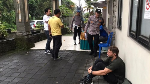 Polisi melakukan identifikasi terhadap bule Belanda yang tewas setelah terjatuh ke jurang saat mendaki Gunung Agung, Karangasem, Bali, Kamis (23/5/2024). (Foto: Dok. Polres Karangasem)