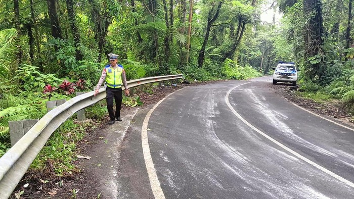 Polisi saat melakukan olah TKP kecelakaan Elf muat 13 wisatawan asal Cina di Jalur Kawah Ijen.