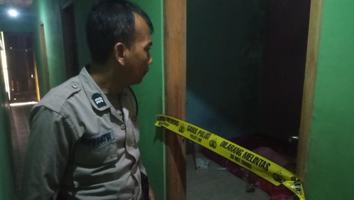 Polisi saat menunjukkan lokasi perempuan tewas di kamar kos dengan dugaan menjadi korban pembunuhan di Bantul, Jumat (24/5/2024).