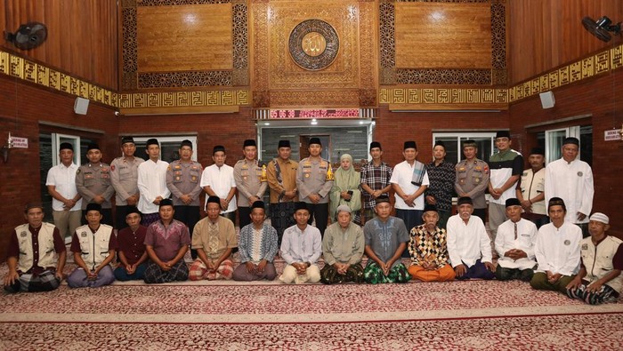 Polres Kediri Kota menggelar komunikasi dengan warga usai salat subuh berjemaah