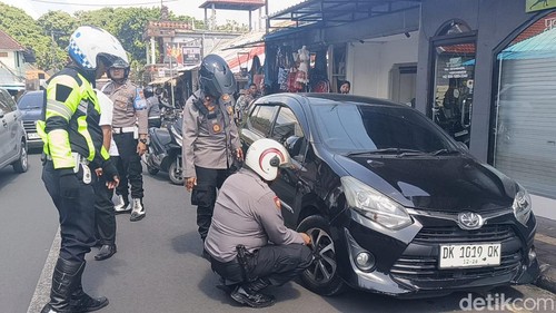 Polsek Ubud menggembosi puluhan mobil dan motor yang parkir sembarangan di Ubud, Gianyar, Bali, Jumat (24/5/2024). (Foto: Dok. Polsek Ubud)