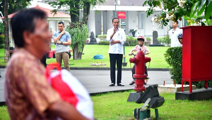 Presiden Jokowi Kunjungi Istana Yogyakarta dan Berbagi Sembako Bersama Cucu Tercinta