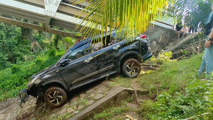 Proses evakuasi mobil travel yang terjun ke sungai tewaskan 4 orang