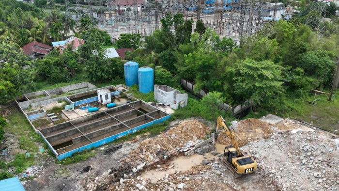 Proses pembongkaran aset anak perusahaan BUMD di Riau dan dijual tanpa izin. (Dok Istimewa)