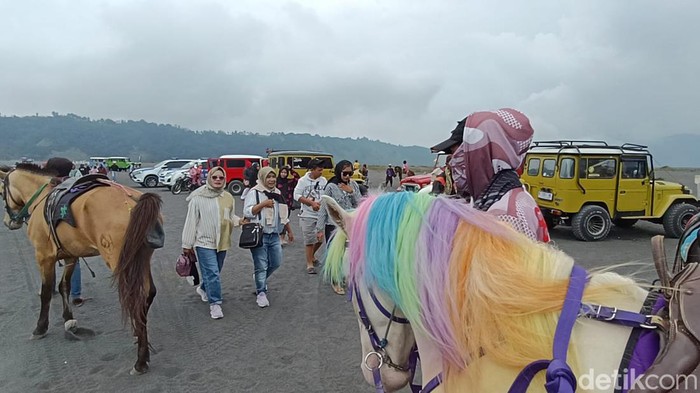 Ramainya wisatawan yang berkunjung ke Bromo di momen libur Waisak.