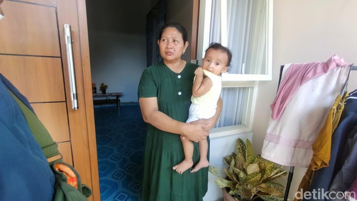 Rebini, istri korban penembakan misterius di Babatan, Wiyung, Surabaya.