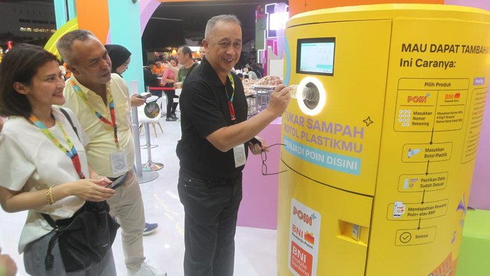 Recycle Vending Machine Hadir di BNI Java Jazz Festival Recycle Vending Machine hadir di BNI Java Jazz Festival 2024, Jakarta. BNI mengajak para pengunjung untuk mengubah sampah botol plastik atau kaleng menjadi poin plus.