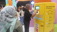 Direktur Utama BNI Royke Tumilaar tengah menunjukkan cara kerja Recycle Vending Machine di wondrful, Jumat (24 Mei 2024). Recycle Vending Machine di BNI Java Jazz Festival 2024 menjadi tanda komitmen nyata perseroan terhadap prinsip-prinsip keberlanjutan.