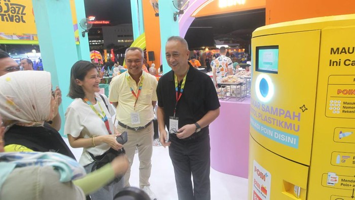 Recycle Vending Machine hadir di BNI Java Jazz Festival 2024, Jakarta. BNI mengajak para pengunjung untuk mengubah sampah botol plastik atau kaleng menjadi poin plus.