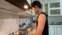 Selain sibuk jadi penyanyi dan gamer, rupanya Njan juga hobi masak lho. Ini keseruannya saat masak nasi goreng di rumah. Foto: Instagram @rizwanfadilah.a.s