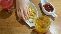 Foto ngemil kentang goreng dan minuman ini yang menjadi awal mulai kabar bahwa Njan dekat dengan Leya. Foto: Instagram @rizwanfadilah.a.s