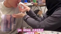 Punya hubungan yang akrab dengan sang kakak, Putri Delina, Njan dipaksa untuk coba basreng yang belum digoreng nih. Foto: Instagram @rizwanfadilah.a.s