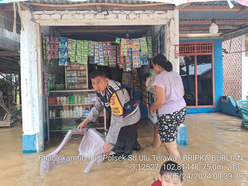 Rumah warga di sekitar Jalinsum Mura-Muratara ikut terendam banjir.