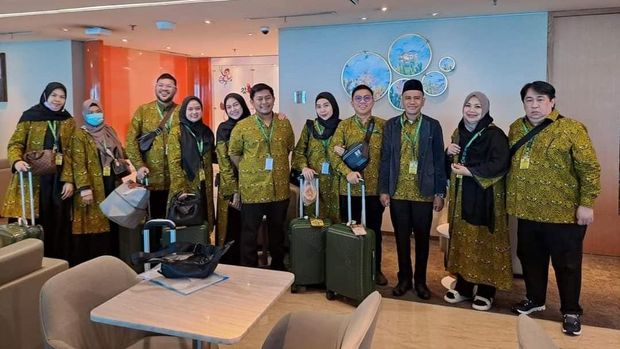 Ustaz Salman Faris bersama rombongan jemaah umrah
