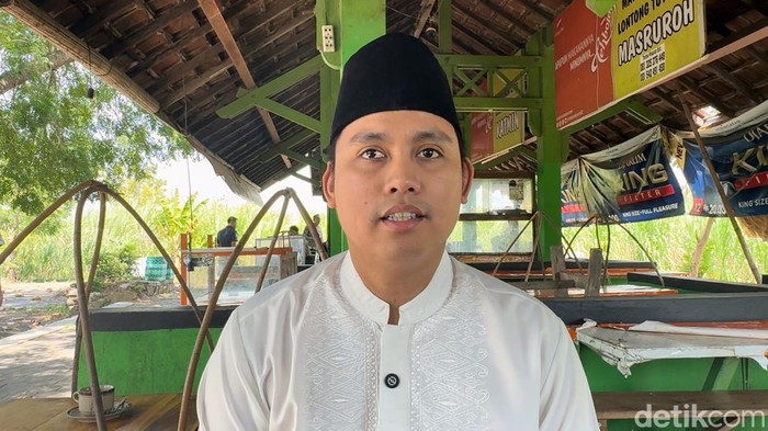 Satu kandidat Bacagub pada Pilgub Jateng mendatang sekaligus Bupati Kendal Dico Ganinduto saat berkunjung ke Sentra Kuliner Lontong Tuyuhan di Desa Tuyuhan, Pancur, Rembang, Jumat (24/5/2024) siang.