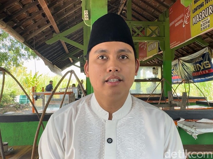 Satu kandidat Bacagub pada Pilgub Jateng mendatang sekaligus Bupati Kendal Dico Ganinduto saat berkunjung ke Sentra Kuliner Lontong Tuyuhan di Desa Tuyuhan, Pancur, Rembang, Jumat (24/5/2024) siang.