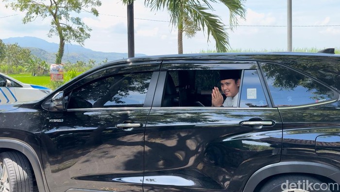 Satu kandidat Bacagub pada Pilgub Jateng mendatang sekaligus Bupati Kendal Dico Ganinduto saat berkunjung ke Sentra Kuliner Lontong Tuyuhan di Desa Tuyuhan, Pancur, Rembang, Jumat (24/5/2024) siang.