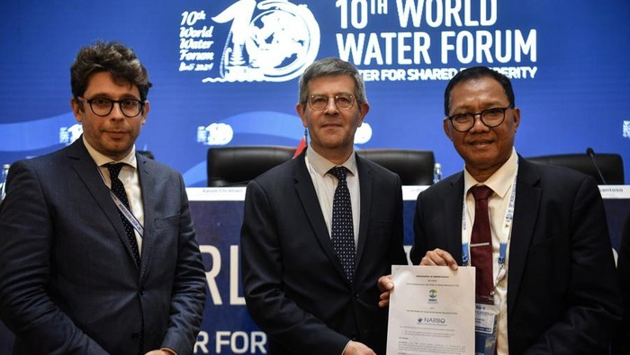 Secretary General International Network of Basin Organizations (INBO) Eric Tardieu (tengah) bersama Network of Asian River Basin Organizations (NARBO) Imam Santoso (kanan) dan disaksikan Policy Officer European Commision Kevin Chretien (kiri) menunjukkan MoU The International Network of Basin Organizations seusai konferensi pers bertema River Basin pada World Water Forum ke-10 di Nusa Dua, Badung, Bali, Rabu (22/5/2024).