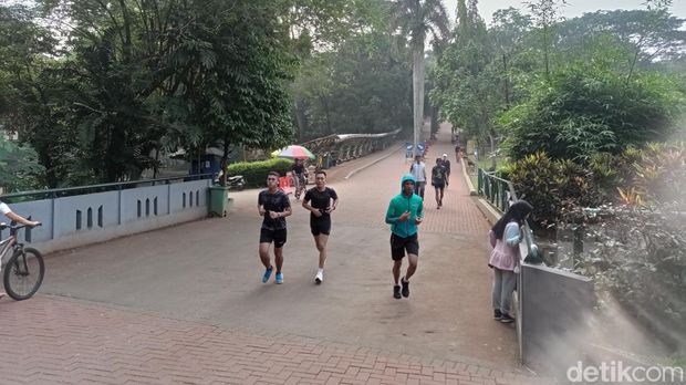 Sejumlah warga manfaatkan berolahraga di Ragunan. (Taufiq/detikcom)