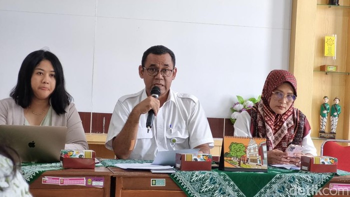 Sekretaris Dispar Bantul, Budi Sardjono saat memberikan keterangan, Jumat (25/5/2024).