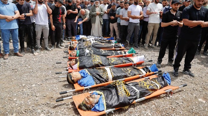 SENSITIVE MATERIAL. THIS IMAGE MAY OFFEND OR DISTURB    Mourners pray next to the bodies of Palestinians who were killed in an Israeli raid, during their funeral, in Jenin in the Israeli-occupied West Bank, May 23, 2024. REUTERS /Raneen Sawafta