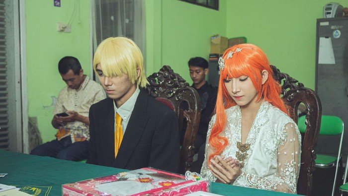 Sepasang kekasih cosplay menjadi dua karakter di One Piece saat menikah