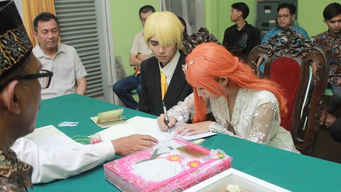 Sepasang kekasih cosplay menjadi dua karakter di One Piece saat menikah