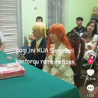 Sebagai penghargaan untuk saya sendiri karena setahun saya kabur dari rumah buktiin kalau hobi saya ini menghasilkan uang, dan tidak meminta sama sekali uang mereka selama satu tahun ini dan acara nikahan kemarin, lanjutnya. Isabel melanjutkan ia dan Andre menikah di KUA dan tidak menggelar acara resepsi. Ketika videonya viral, ia bingung dan tak menyangka akan mendapatkan atensi yang besar dari warganet. Foto: TikTok @amila.rahmah.