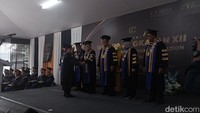 Foto: Siswa SMA Unggulan CT Arsa Foundation saat diwisuda hari ini. (Kartika Sari/detikSumut)