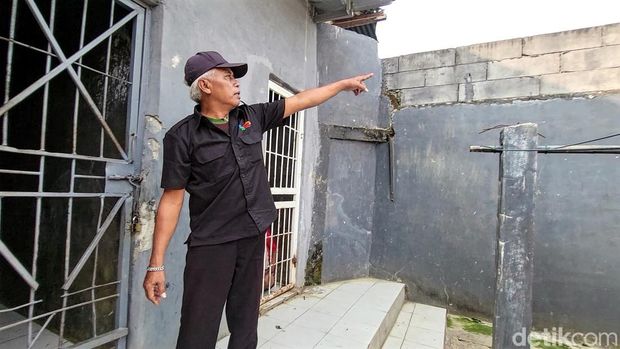 Sopandi, petugas keamanan panti memperlihatkan teralis dan dinding yang dpanjat Opa