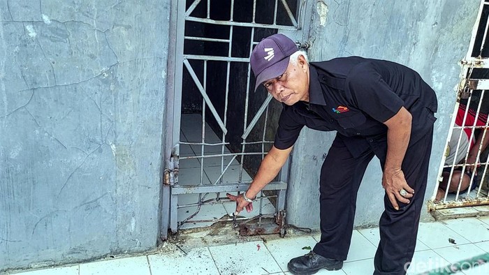 Sopandi, petugas keamanan panti memperlihatkan teralis dan dinding yang dpanjat Opa