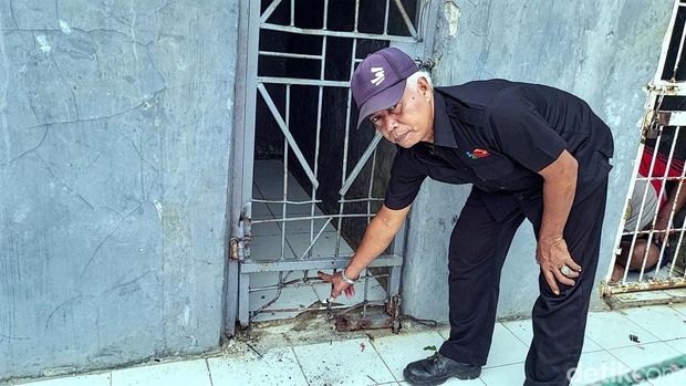 Sopandi, petugas keamanan panti memperlihatkan teralis dan dinding yang dpanjat Opa