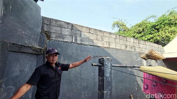 Sopandi, petugas keamanan panti memperlihatkan teralis dan dinding yang dpanjat Opa