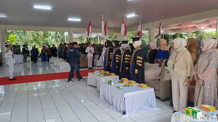 Suasana prosesi wisuda siswa-siswi SMA CT Arsa Foundation Deli Serdang. (Datuk Haris Maulana/detikSumut) Suasana prosesi wisuda siswa-siswi SMA CT Arsa Foundation Deli Serdang. (Datuk Haris Maulana/detikSumut)