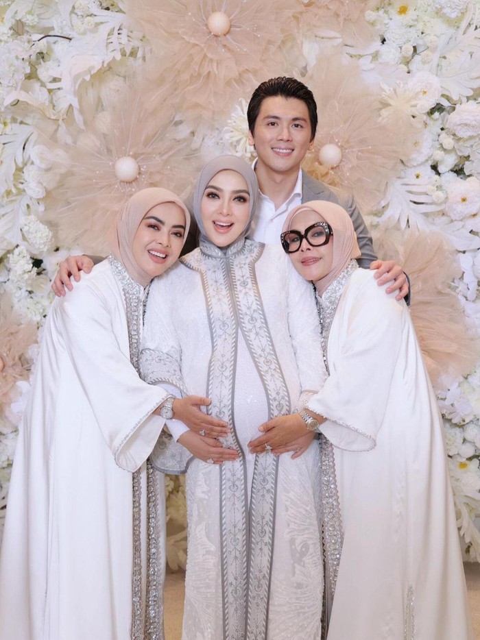 Syahrini Syahrini hamil anak pertama.