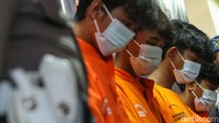 Keempat tersangka turut dihadirkan di Polres Metro Bekasi Kota, Jumat (24/5/2024).