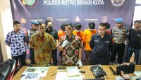 Dalam rilisnya Kasatreskrim Polres Metro Bekasi Kota AKBP Muhammad Firdaus mengungkapkan keempat tersangka ini kerap melakukan pembegalan dengan membawa senjata tajam.